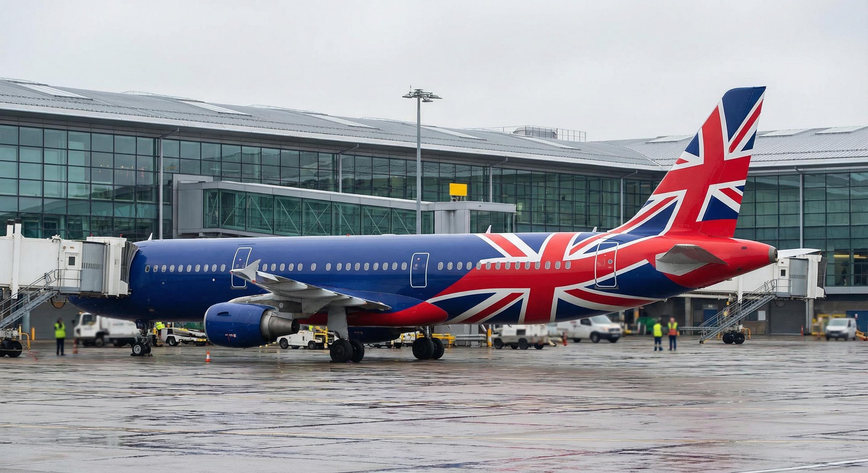 British Airways Flugzeug am Heathrow Airport mit Verspätungsanzeige