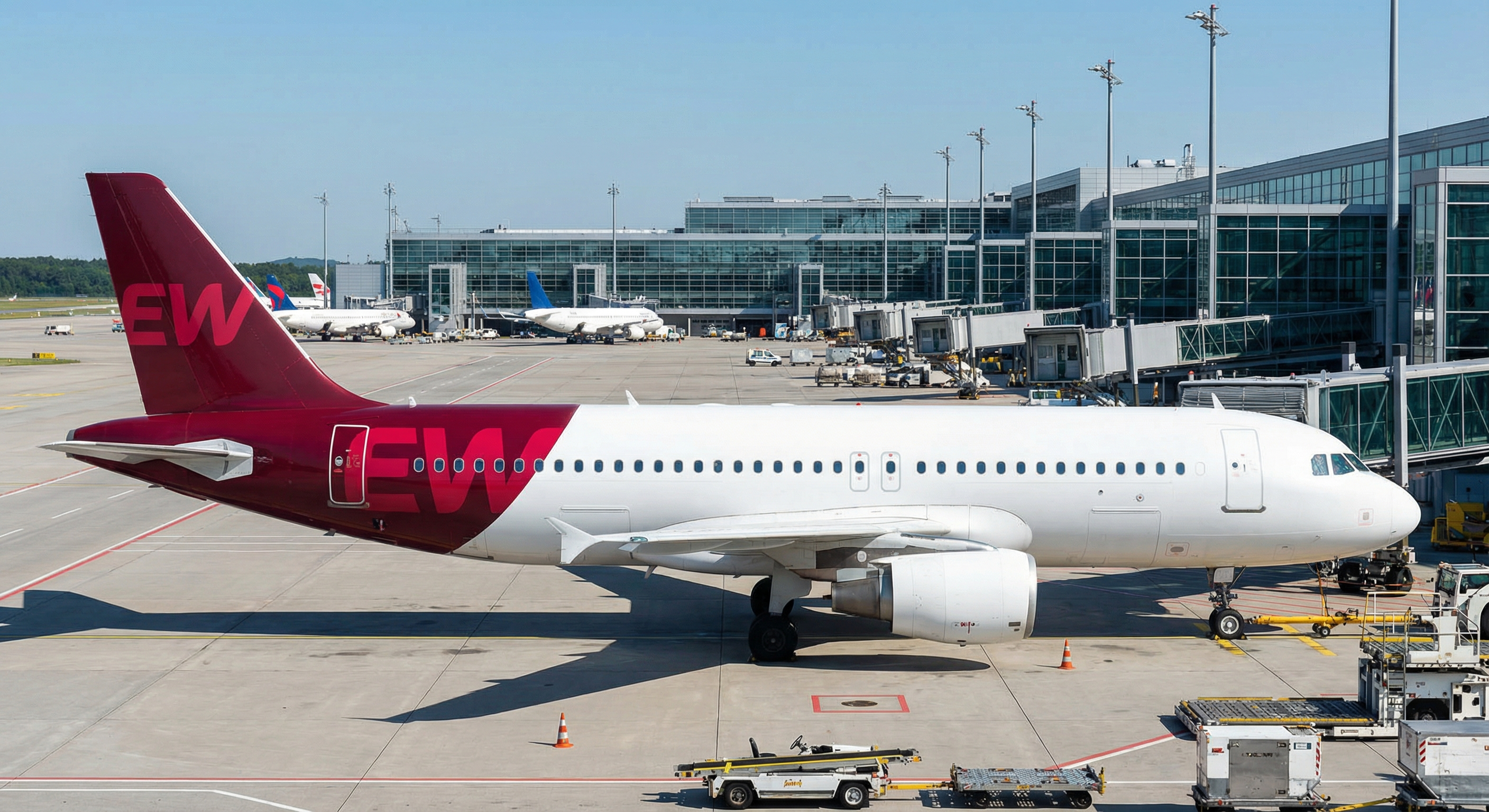 Eurowings Flugzeug am Gate mit wartenden Passagieren bei Verspätung
