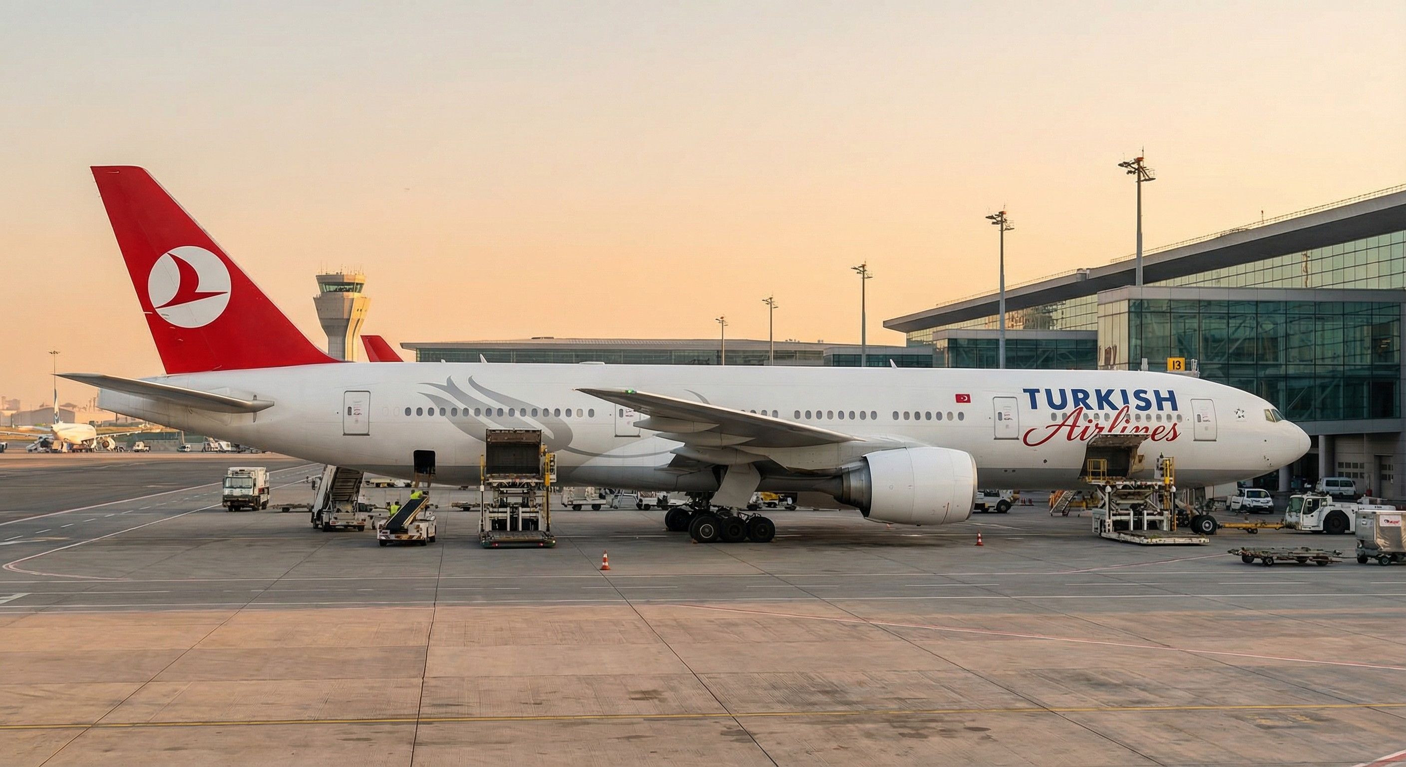 Turkish Airlines Flugzeug am Gate mit wartenden Passagieren