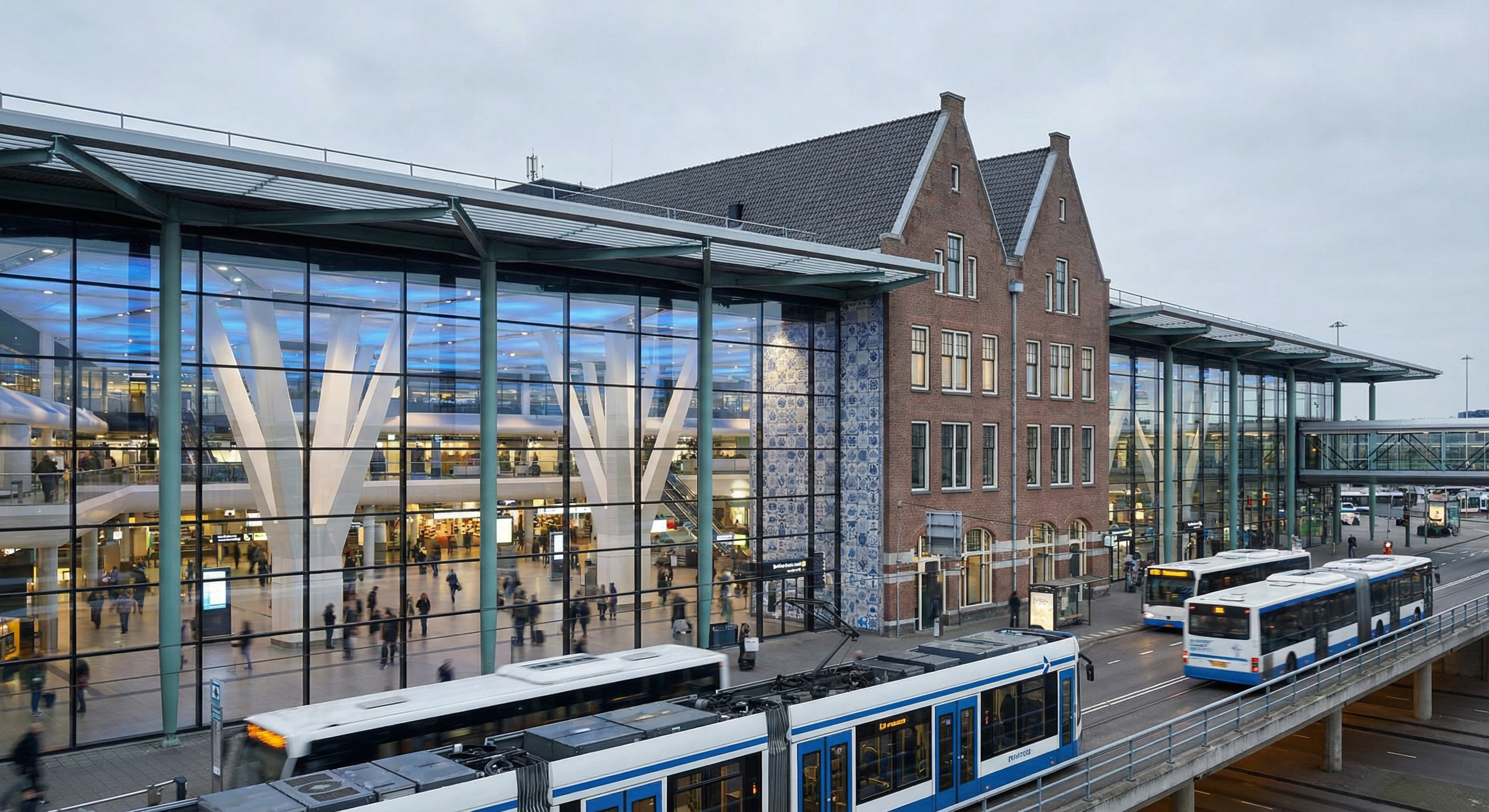 Flughafen Amsterdam Schiphol mit KLM Flugzeugen bei Verspätung