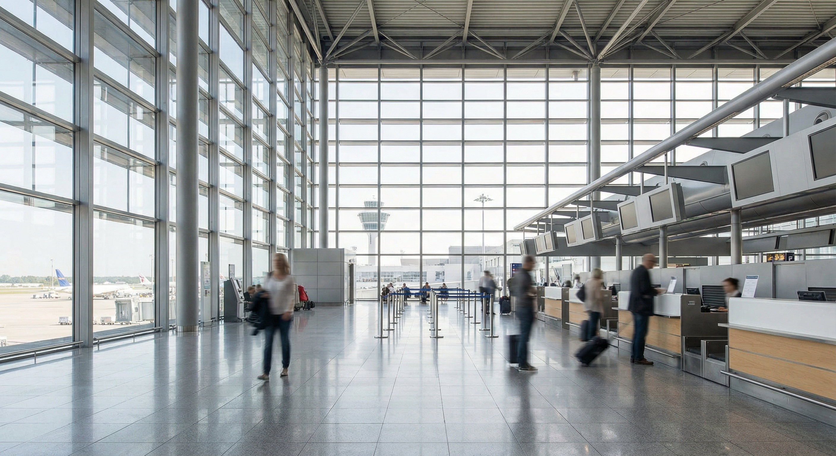 Flughafen Düsseldorf Terminal mit Passagieren bei Flugverspätung