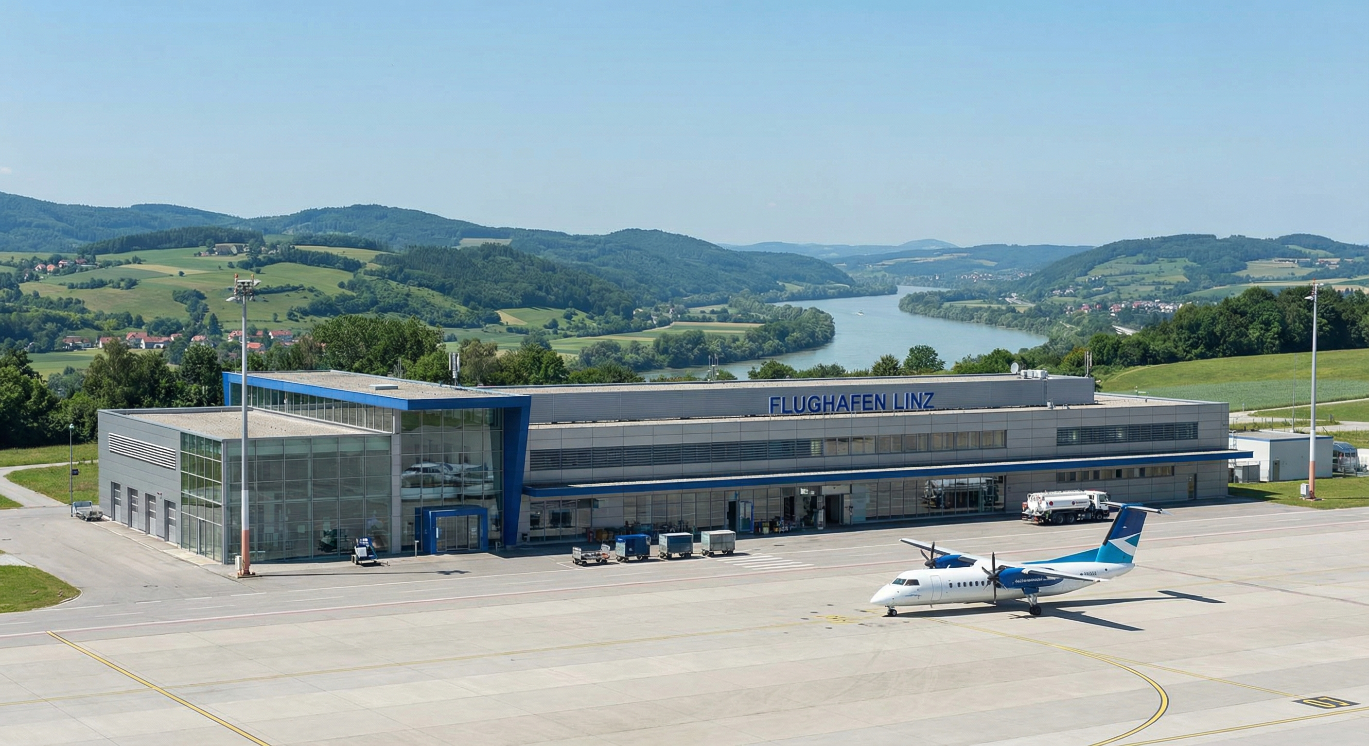 Flughafen Linz mit Blick auf Oberösterreich und die Donau