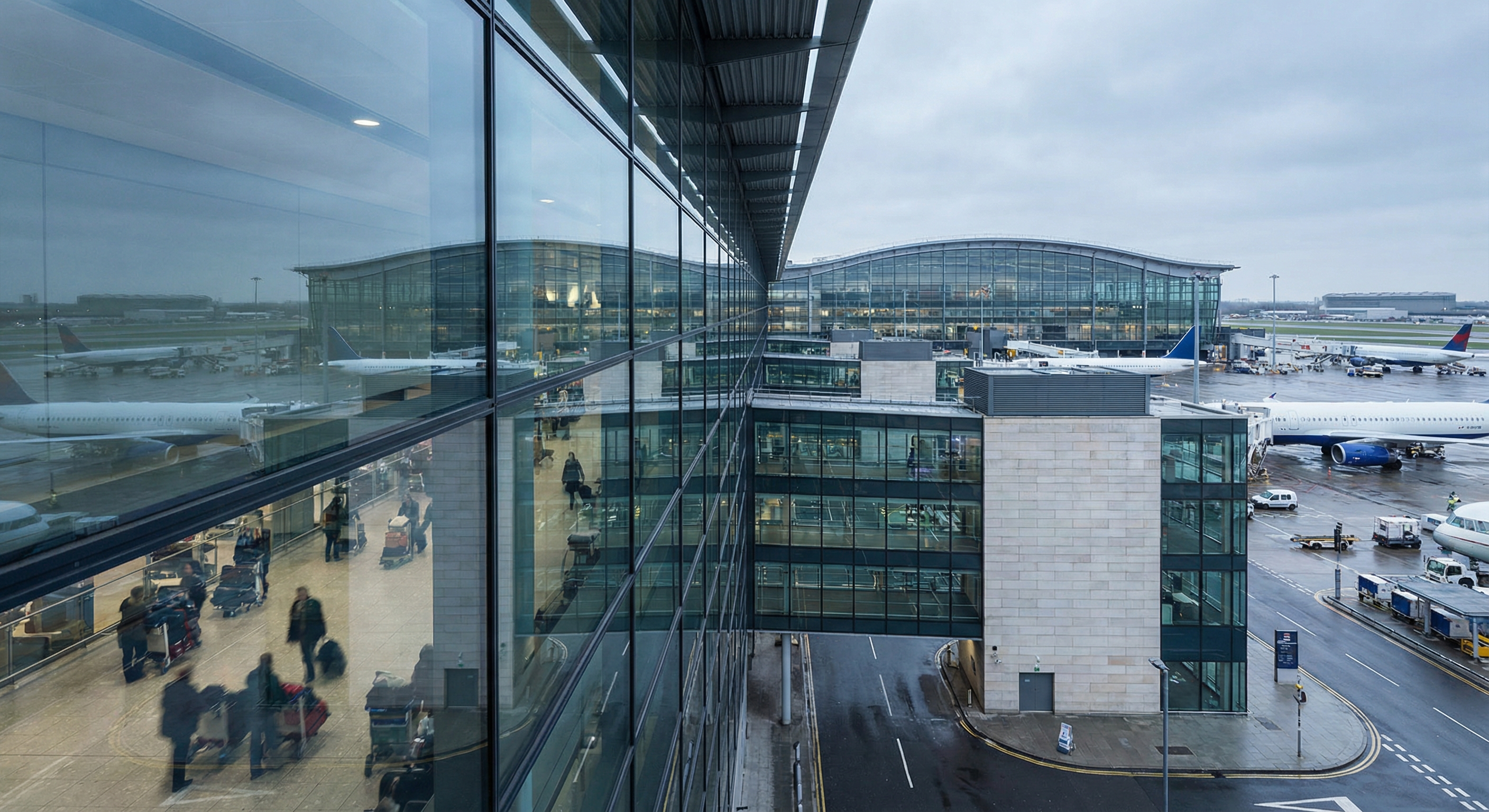 London Heathrow Airport Terminal mit wartenden Passagieren bei Verspätung
